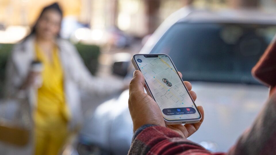 Customer using the OnStar Guardian app on their smartphone